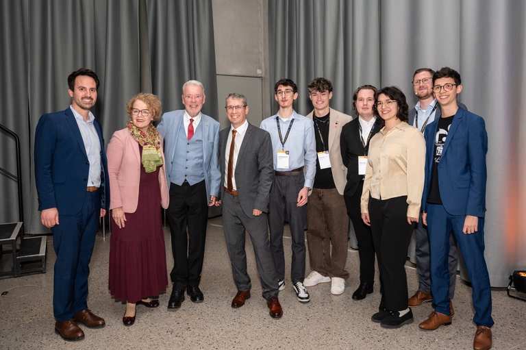links nach rechts: Bundesminister Martin Wiederkehr, Bildungslandesrätin Christiane Teschl-Hofmeister, Bürgermeister Klaus Schneeberger und das Festkomitee bestehend aus Michael Stifter, Lukas Rosenbichler, Clemens Bartunek, Timon Koch, Ida Hönigmann, Christian Reischl und Alexander Lampalzer